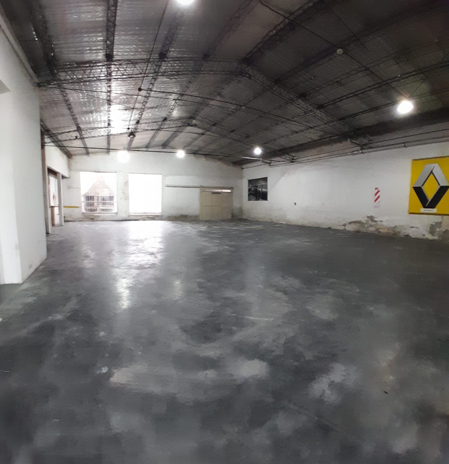 Importante Local en Venta: Perón esq. Alberdi - 14